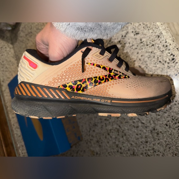 Brooks adrenaline GTS like new! - Picture 5 of 10